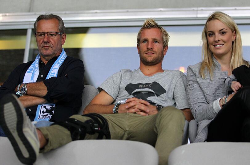 Zum Zuschauen auf der Tribüne verdammt: Löwen-Kapitän Stefan Aigner (Mi.). Neben ihm sitzt Freundin Laura.