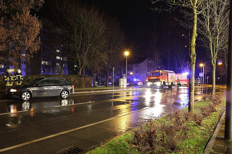 Die Bilder vom Unfall aus Traunreut, bei dem eine Passantin schwer verletzt wird.