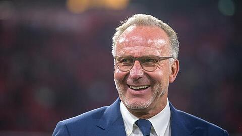 Karl-Heinz Rummenigge, Vorstandsvorsitzender des FC Bayern, steht vor Spielbeginn am Spielfeldrand. Foto: Matthias Balk/dpa/Archivbild