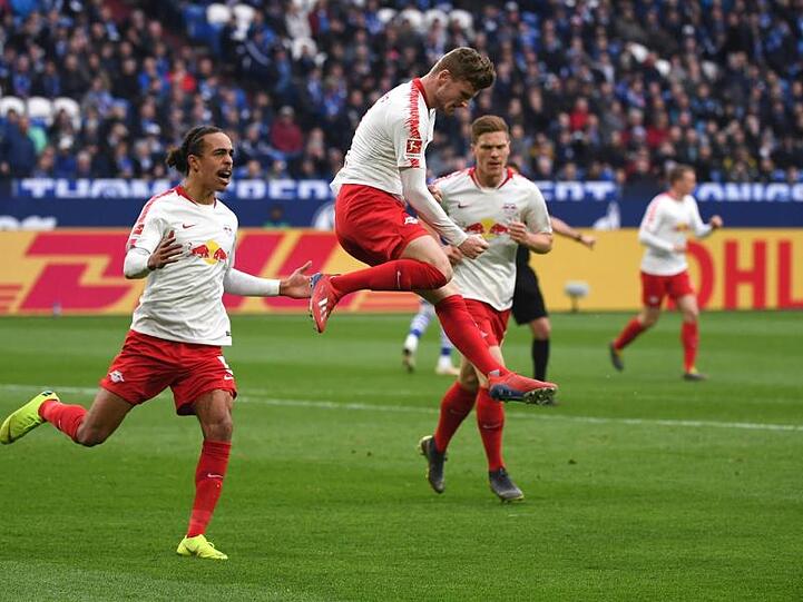 Leipzigs Yussuf Poulsen (l-r), Torschütze Timo Werner und Marcel Halstenberg bejubeln das 1:0.