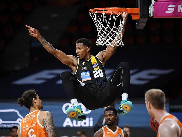 Ludwigsburgs Thomas Wimbush hängt nach einem Dunking am Korb.