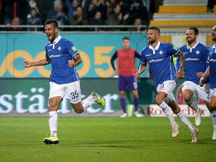 Darmstadts Dario Dumic (l) feiert sein Tor zum 1:0-Endstand gegen Erzgebirge Aue.
