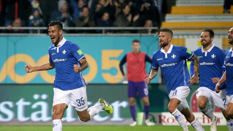 Darmstadts Dario Dumic (l) feiert sein Tor zum 1:0-Endstand gegen Erzgebirge Aue. Darmstadts Dario Dumic (l) feiert sein Tor zum 1:0-Endstand gegen Erzgebirge Aue.