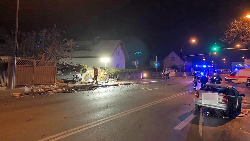 Nach dem Unfall kommen beide Fahrer ins Krankenhaus. Nach dem Unfall kommen beide Fahrer ins Krankenhaus.