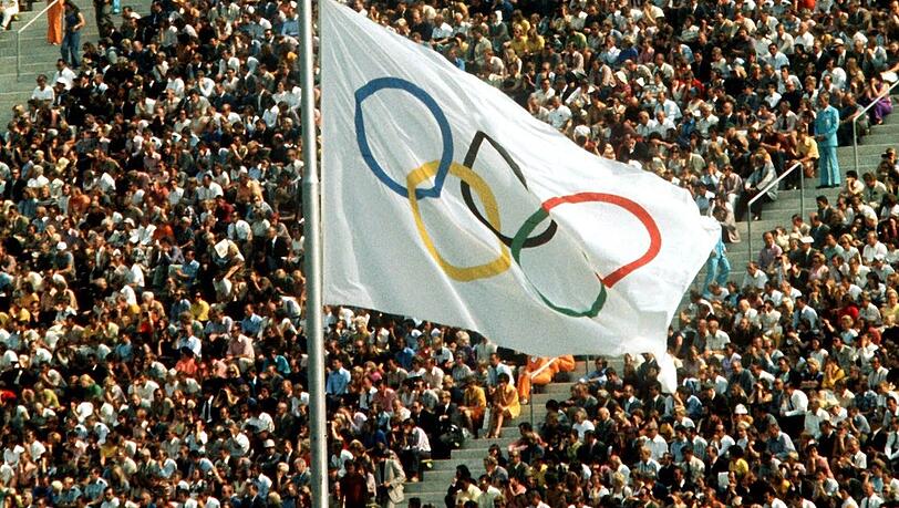 Die olympische Fahne im Olympiastadion in München