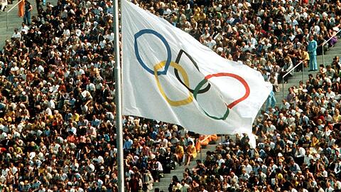 Die olympische Fahne im Olympiastadion in München