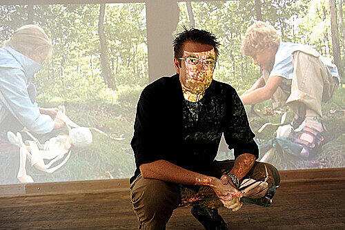 Alexander Braun wird Teil seiner Videoprojektion.