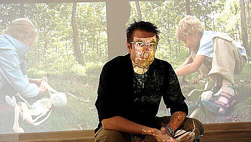 Alexander Braun wird Teil seiner Videoprojektion. Alexander Braun wird Teil seiner Videoprojektion.