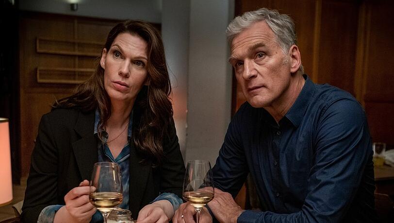 "Der Kommissar und der See: Narrenfreiheit": Kaja Johansen (Ilonka Petruschka) und Robert Anders (Walter Sittler) begegnen sich im Restaurant.