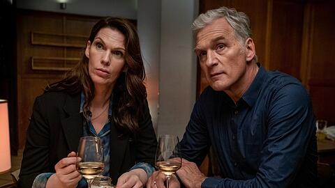 "Der Kommissar und der See: Narrenfreiheit": Kaja Johansen (Ilonka Petruschka) und Robert Anders (Walter Sittler) begegnen sich im Restaurant.