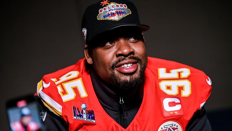 Chris Jones von den Kansas City Chiefs spricht während eines Medientages.