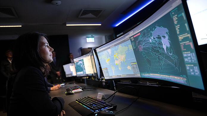 Außenministerin Annalena Baerbock im Australischen Zentrum für Cyber-Zusammenarbeit.