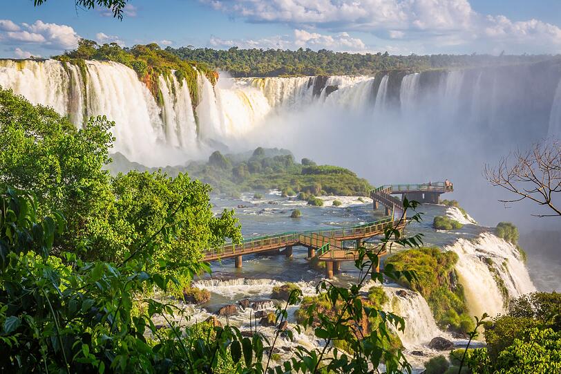 Der Anblick von Wasserfällen ist nicht nur wunderschön, sondern lässt einen die unglaubliche Gewalt der Natur auch mit allen Sinnen spüren. Zu den großartigsten Wasserfall-Kulissen auf diesem Planeten gehören die Iguaza Falls an der brasilianisch-argentinischen Grenze, die die Niagara-Fälle an der amerikanisch-kanadischen Grenze und die Wasserfälle im Nationalpark Plitvicer Seen in Kroatien. Der Anblick von Wasserfällen ist nicht nur wunderschön, sondern lässt einen die unglaubliche Gewalt der Natur auch mit allen Sinnen spüren. Zu den großartigsten Wasserfall-Kulissen auf diesem Planeten gehören die Iguaza Falls an der brasilianisch-argentinischen Grenze, die die Niagara-Fälle an der amerikanisch-kanadischen Grenze und die Wasserfälle im Nationalpark Plitvicer Seen in Kroatien.