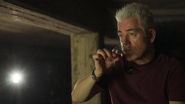Kleine Geschmacksprobe: Michael Mittermeier testet seinen Whisky. Kleine Geschmacksprobe: Michael Mittermeier testet seinen Whisky.