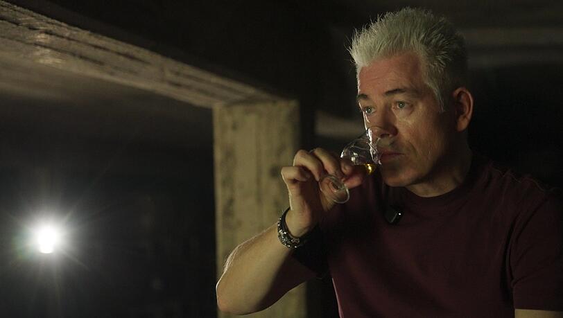 Kleine Geschmacksprobe: Michael Mittermeier testet seinen Whisky. Kleine Geschmacksprobe: Michael Mittermeier testet seinen Whisky.