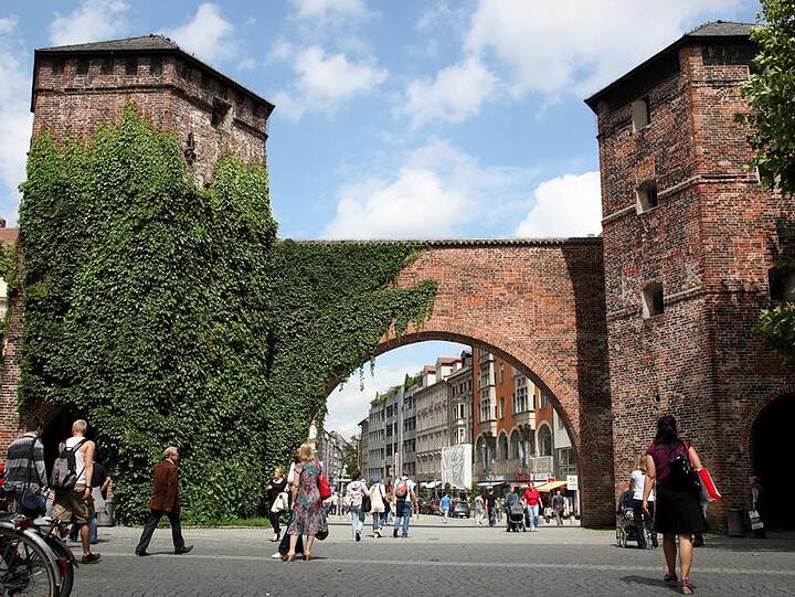Ein Problemplatz: Sendlinger Tor hier trefen sich oft auch Leute aus der Alkoholiker-Szene. Oft gibt es Streit. Jetzt hetzte ein Paar sogar seine Hunde auf zwei Polizisten