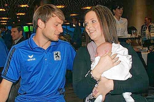 Ein Bild vom September 2010: Daniel Halfar und Ehefrau Marina freuen sich über eine gut verlaufene Opaeration ihres Sohnes Louis. Vor kurzem hatten sie allerdings wieder Grund zu Sorge.