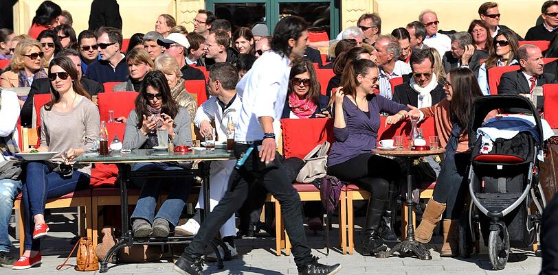 Als erstes rappelvoll - na klar: das Tambosi am Odeonsplatz. Beachtlich ist hier die Sonnenbrillen-Dichte.