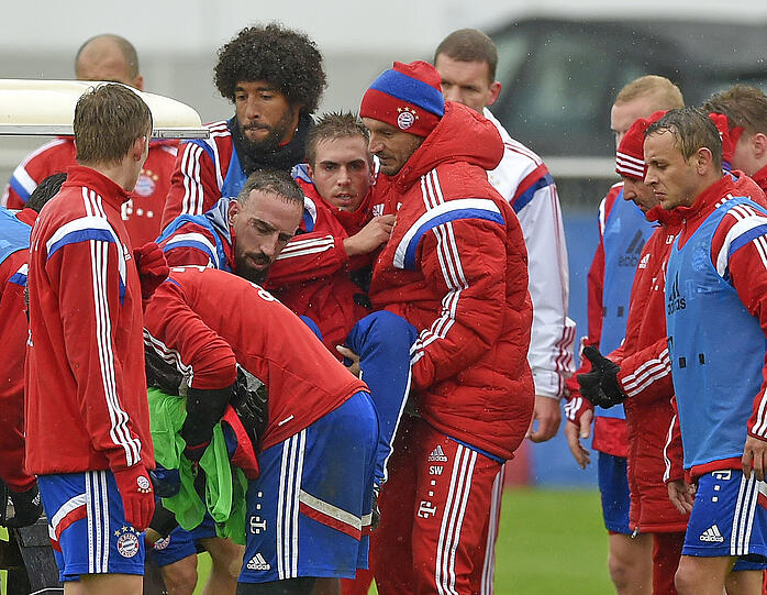Der FCB-Schock in Bildern - hier wird der verletzte Philipp Lahm beim Training abtransportiert!