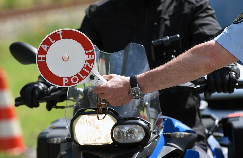 Bei "Verkehrskontrollen" in Tirol nahmen zwei Polizisten 7.000 Euro ein.