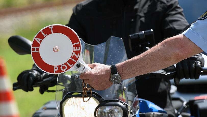 Bei "Verkehrskontrollen" in Tirol nahmen zwei Polizisten 7.000 Euro ein. Bei "Verkehrskontrollen" in Tirol nahmen zwei Polizisten 7.000 Euro ein.