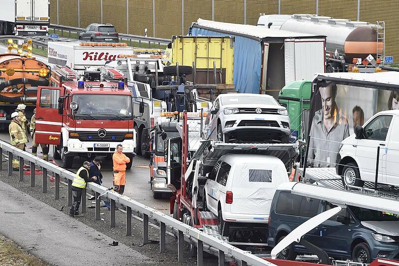 Auf der A99 ist ein Autotransporter auf einen vorausfahrenden Sattelschlepper aufgefahren. Der Unfall führte zu kilometerlangen Staus.
