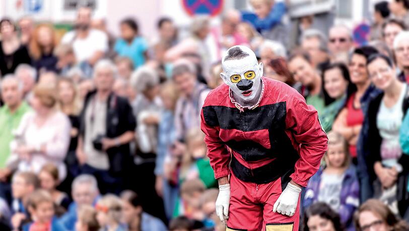 Der Clown Murmuyo ist auf dem Tollwood unterwegs. Der Clown Murmuyo ist auf dem Tollwood unterwegs.