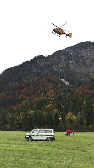 Rettungseinsatz im Karwendel. Mit dem Hubschrauber wurde der schwer verletzte Mann ins Tal gebracht.