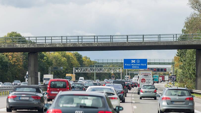 Stau am Kreuz München-Nord. Auf der A 99 ist Erleichterung in Sicht. Stau am Kreuz München-Nord. Auf der A 99 ist Erleichterung in Sicht.