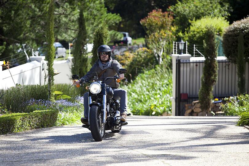 Bachelor Christian kommt mit seinem Motorrad an der Ladies Villa an.