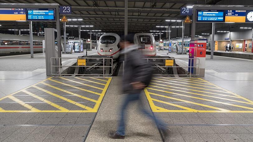 Auf Gleis 25 (auf dem Bild rechts) des Münchner Hauptbahnhofs ist am Freitag ein Mann von einem Zug überrollt worden. (Symbolbild)