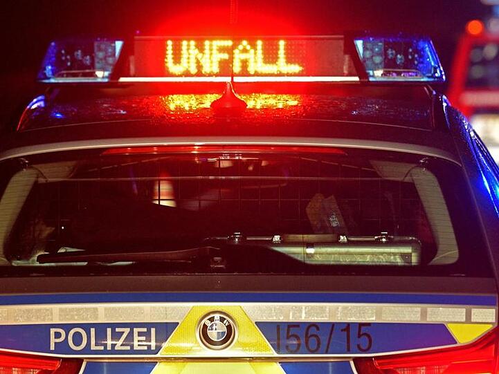 Polizei Blaulicht bei Unfallaufnahme. Foto: Stefan Puchner/dpa/Symbolbild