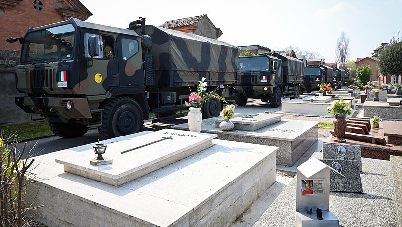 "Diese Bilder werden bis zu meinem Ende im Kopf verankert sein", sagt Gosens über die Leichentransporte in seiner Heimat Bergamo. "Diese Bilder werden bis zu meinem Ende im Kopf verankert sein", sagt Gosens über die Leichentransporte in seiner Heimat Bergamo.
