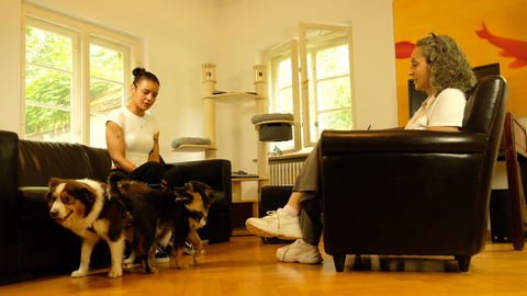 Die auf Verhaltenstherapie spezialisierte Tierärztin Astrid Schubert (r.) im Gespräch mit einer Hundehalterin, in Begleitung der flauschigen Patienten.
