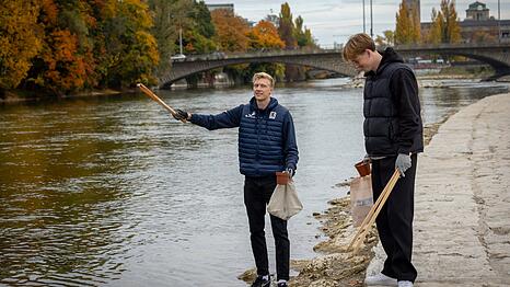 Zwei Löwen, die Zigarettenstummeln, Kronkorken und anderen achtlos an die Isar geworfenen Gegenständen den Kampf ansagen (v.l.): die 1860-Profis Schifferl und Steinkötter.