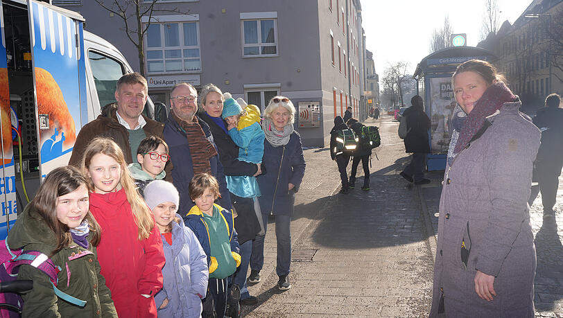 Eltern und Kinder versammeln sich, um f&uuml;r einen sichereren Schulweg in Milbertshofen zu demonstrieren.