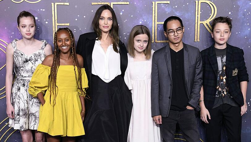 Angelina Jolie mit fünf ihrer sechs Kinder im Jahr 2021. Angelina Jolie mit fünf ihrer sechs Kinder im Jahr 2021.