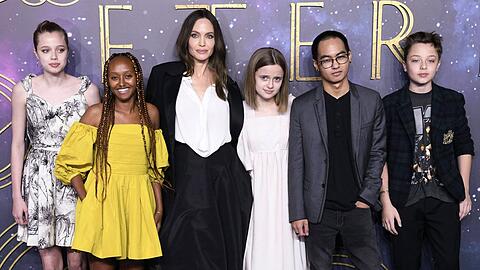 Angelina Jolie mit f&uuml;nf ihrer sechs Kinder im Jahr 2021.