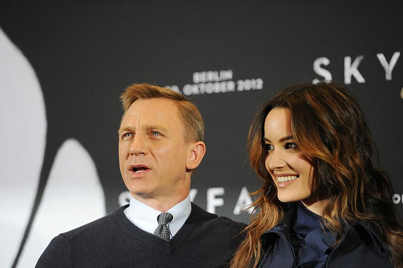Schauspieler Daniel Craig mit Bond-Girl Bérénice Marlohe in Berlin zur Vorstellung des neuen James-Bond-Films "Skyfall" zum Posieren im Hotel Adlon.