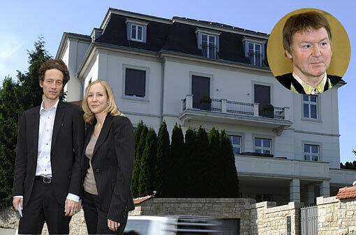 Die Filialen Läden sind leer, die Villa ist weitervererbt. Schlecker-Gründer Anton (oben rechts ) und die Kinder Lars und Meike sind fein raus.
