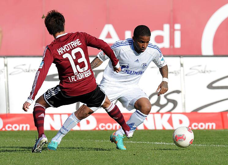 Hiroshi Kiyotake (l.) kann nach überstandenen Knieproblemen wie hier gegen Schalkes Farfan auch am Samstag gegen Leverkusen wieder voll angreifen.