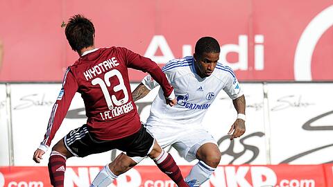 Hiroshi Kiyotake (l.) kann nach überstandenen Knieproblemen wie hier gegen Schalkes Farfan auch am Samstag gegen Leverkusen wieder voll angreifen.