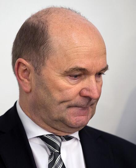 Mit ernstem Blick stellt sich Krätz den Medienvertretern.