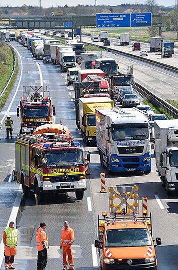 Schwerer Auffahrunfall auf der A99 bei Unterföhring. Der Unfallverursacher musste von der Feuerwehr aus seinem Fahrzeug geborgen werden.