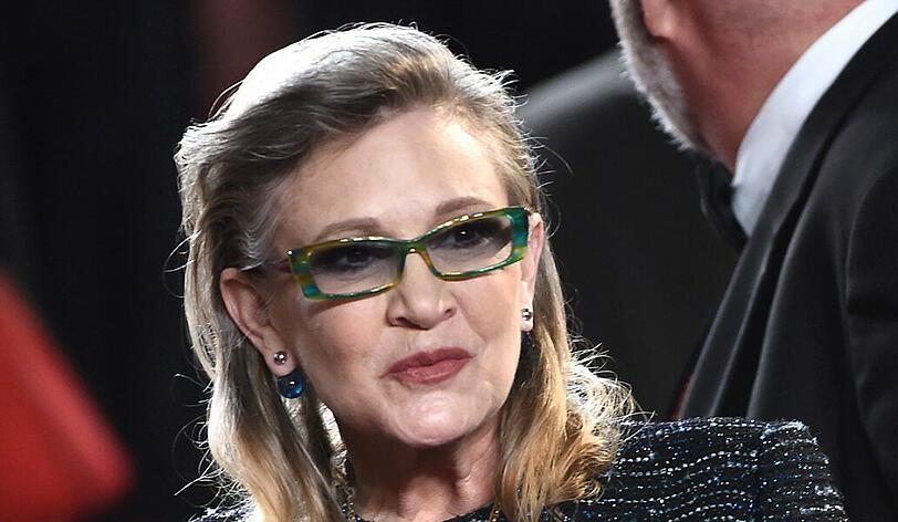 Carrie Fisher erlitt im Dezember 2016 einen Herzinfarkt auf einem Flug von London nach Los Angeles, einige Tage später starb sie im Krankenhaus. Offenbar führte Schlaf-Apnoe zu ihrem Tod.