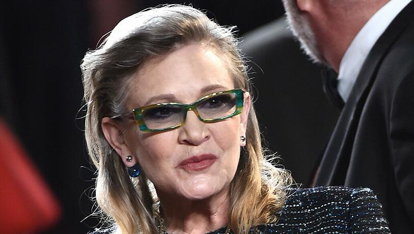 Carrie Fisher erlitt im Dezember 2016 einen Herzinfarkt auf einem Flug von London nach Los Angeles, einige Tage später starb sie im Krankenhaus. Offenbar führte Schlaf-Apnoe zu ihrem Tod.