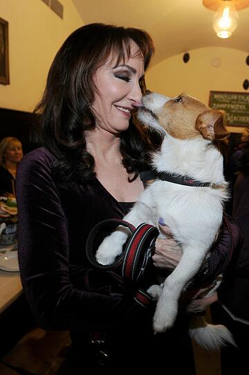 Anna Maria Kaufmann wird von ihrem Hund Prinz Oscar liebevoll abgeschleckt.