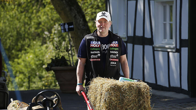 24-Stunden-Challenge: Joey Kelly beim Heuballen-Karren.