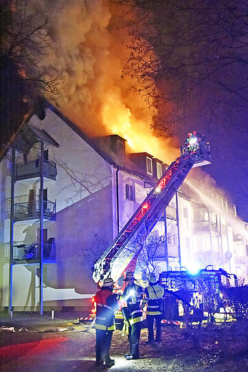 Ein Feuer auf einem Balkon setzte in Perlach einen ganzen Dachstuhl in Brand. Die Bilder von den Löscharbeiten.