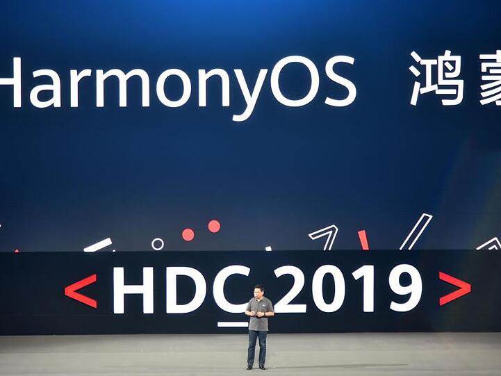 Huawei-Manager Richard Yu stellt bei der Entwicklerkonferenz in Dongguan das Betriebssystem Harmony OS vor.